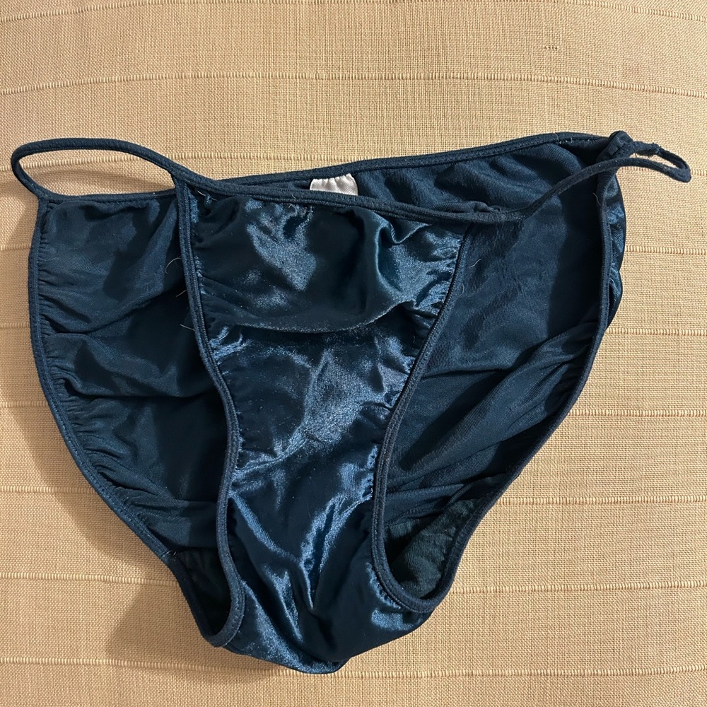New W/O tags VS  string bikini panties Small
